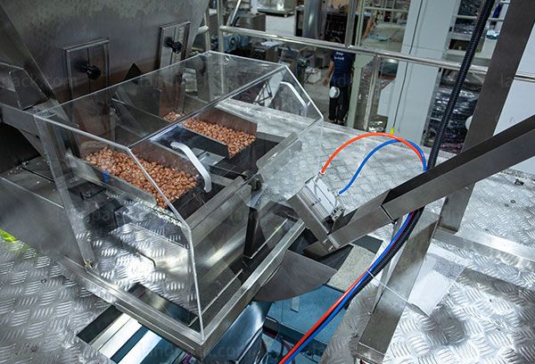 nuts packing machine